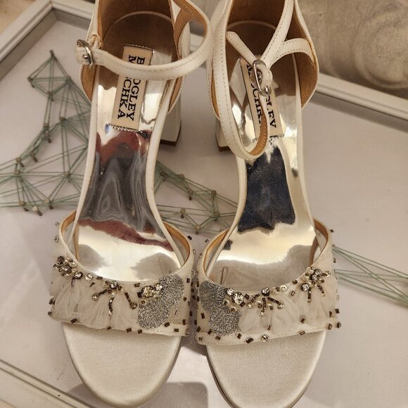 Badgley Mischka White/Silver Heeled Sandals. NWT. Size 6 - Picture 1 of 9